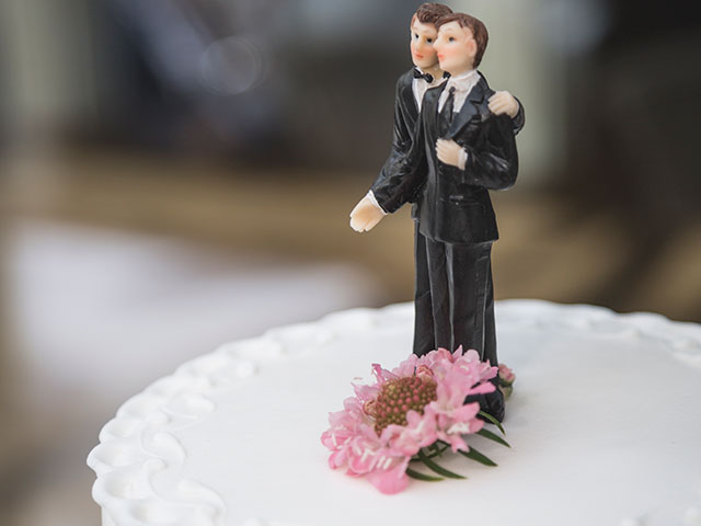 Британский суд поддержал пекаря, отказавшегося украсить торт надписью "Поддержите однополые браки"  