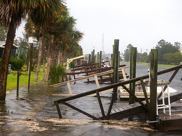 "Чудовищный" ураган "Майкл" достиг побережья Флориды 