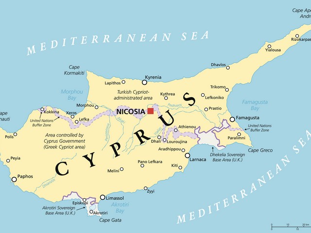 Автомобиль с российскими туристами упал с обрыва на Кипре