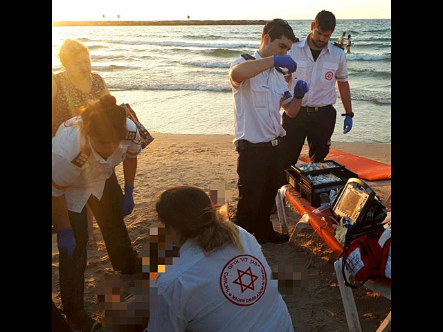 На пляже "Мецицим" в Тель-Авиве двое мужчин, спасая детей, едва не утонули
