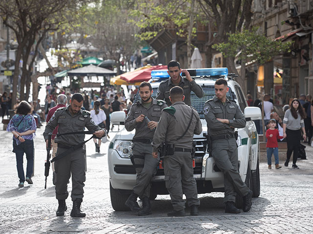 Продлен арест арабских подростков, задержанных за атаку автомобиля службы безопасности в Иерусалиме  