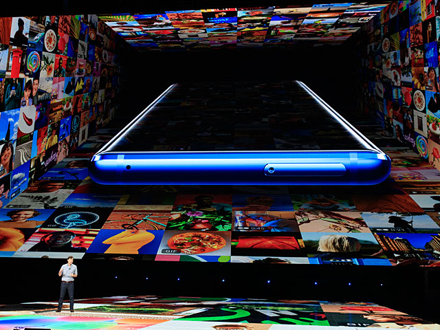 Компания Samsung представила телефон с гибким экраном