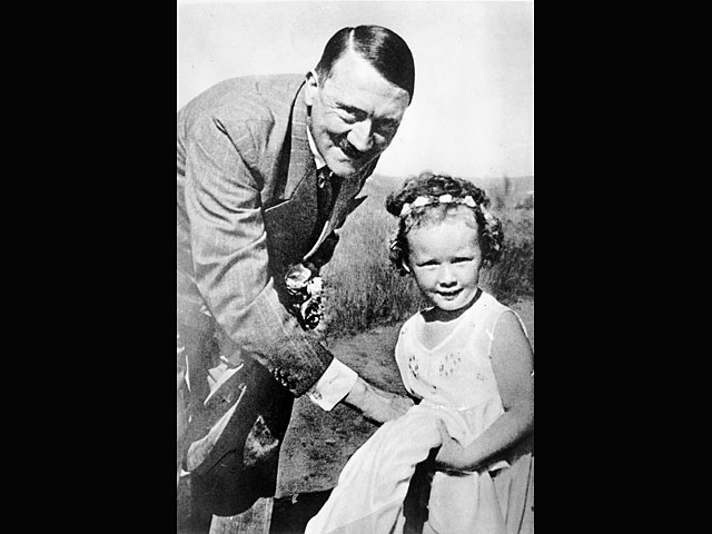 Фотография Гитлера, обнимающего еврейскую девочку, будет продана с аукциона