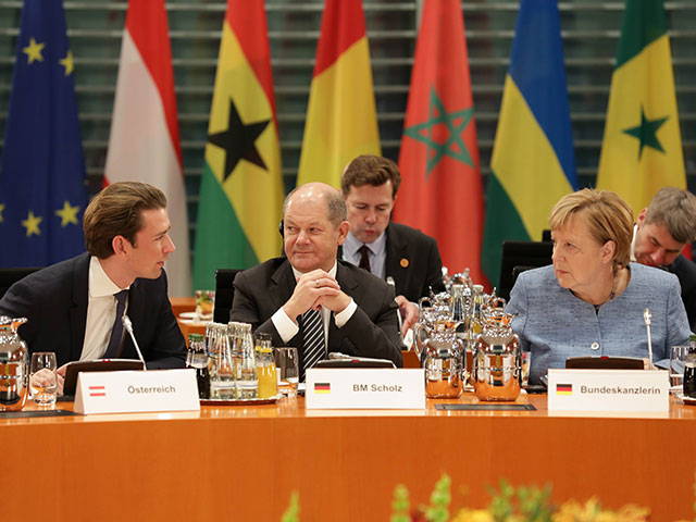 Себастьян Курц, Олаф Шольц и Меркель на конференции в Берлине, 30 октября 2018 года