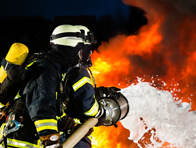 В Санкт-Петербурге загорелся гипермаркет "Лента"; 800 человек эвакуированы