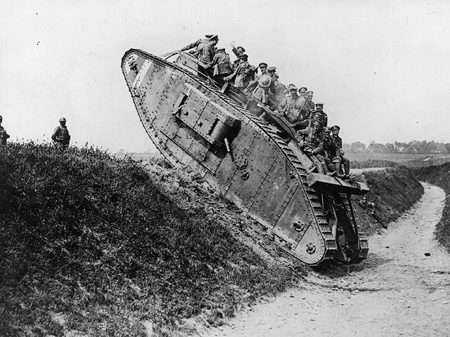 Британские солдаты на танке Mark IV