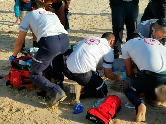 Медики пытаются спасти жизнь пожилого мужчины, пострадавшего на пляже в Нетании  