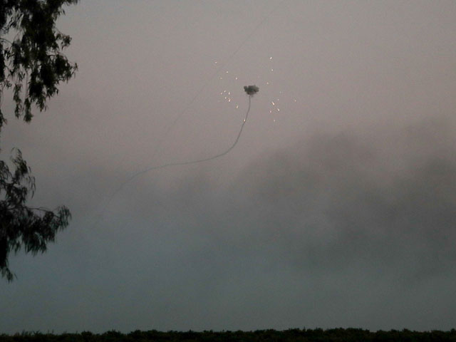 Последствия массированного ракетного обстрела из Газы