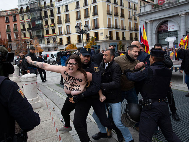 Акция на площади Пласа-де-Ориенте в Мадриде  