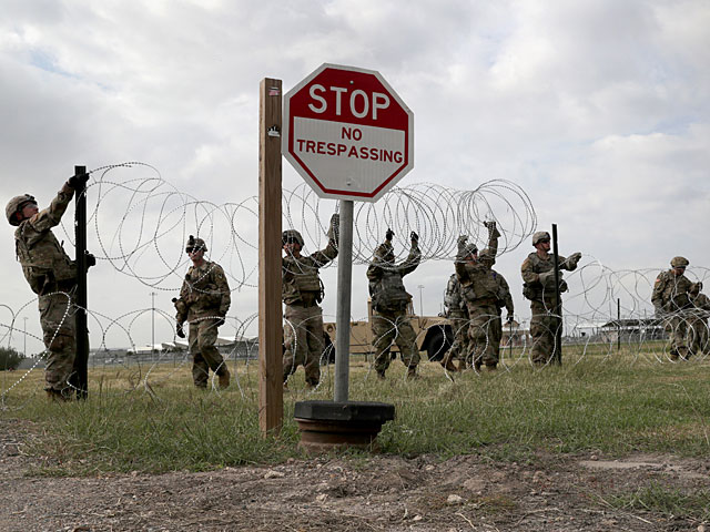 Миграционный кризис: Трамп разрешил военным стрелять в нарушителей границы 
