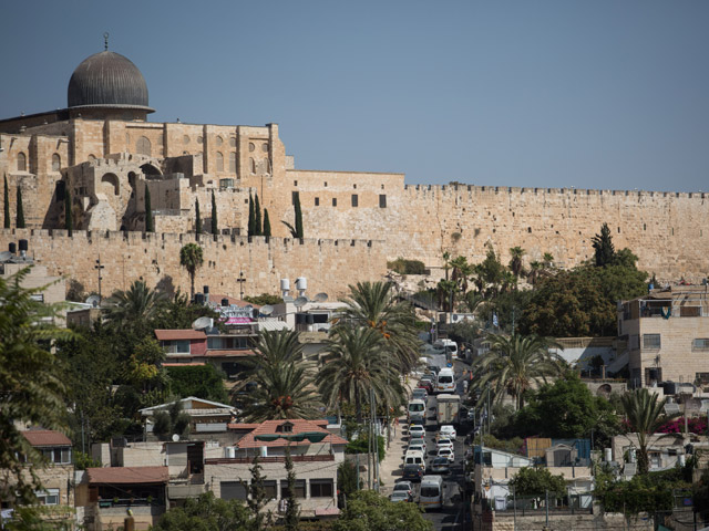 Иерусалимский квартал Сильван на фоне стен Старого города и мечети Аль-Акса