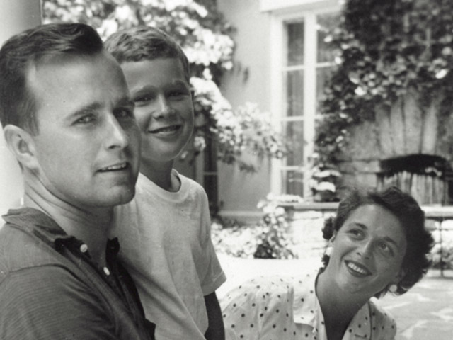 Джордж Буш-старший, Барбара Буш и Джордж Буш-младший. 1955 г.