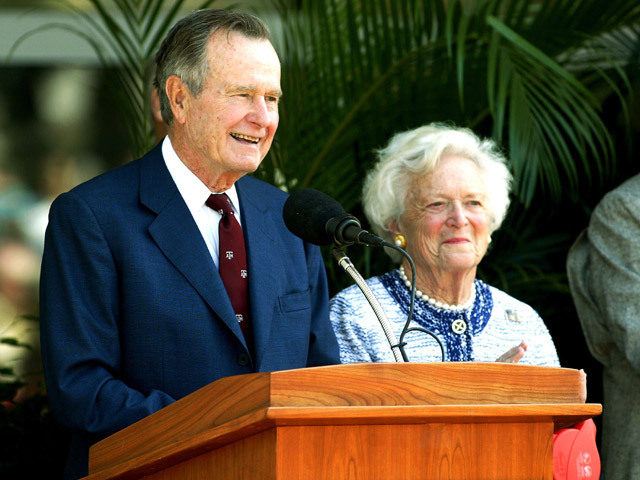 Джордж Буш-старший и Барбара Буш. 2003 г.
