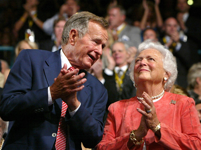 Джордж Буш-старший и Барбара Буш. 2004 г.