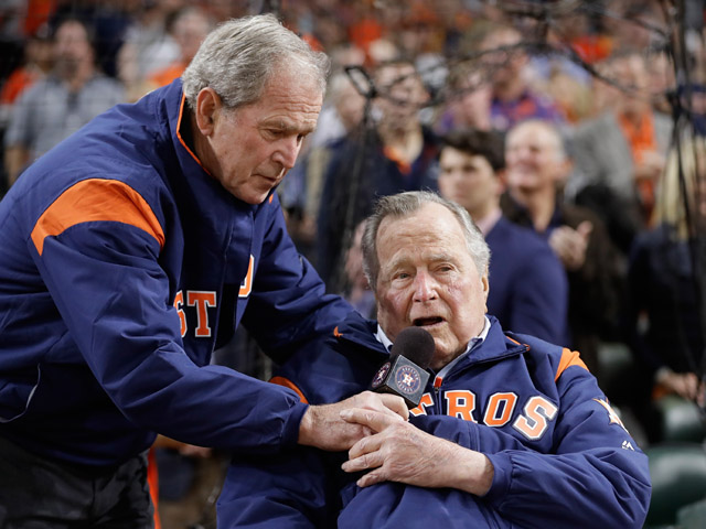 Джордж Буш-младший и Джордж Буш-старший. 2017 г.