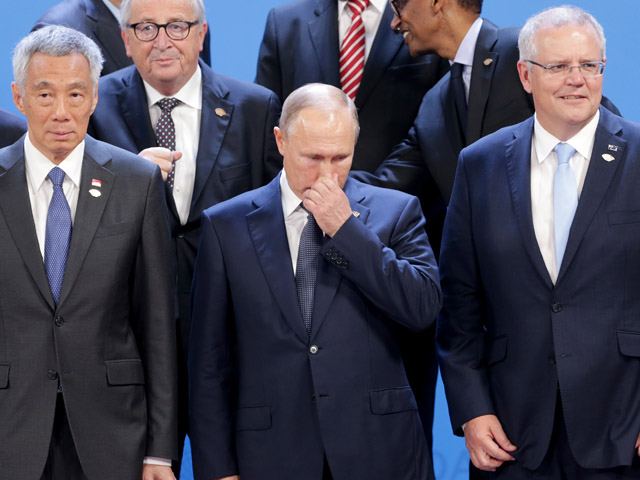Владимир Путин на традиционном "семейном" фото саммита