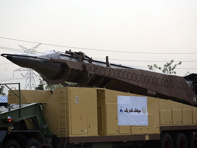 Баллистическая ракета Ghadr на военном параде в Тегеране (архив)
