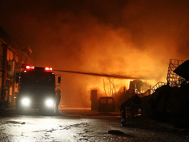 Пожар на заводе по утилизации промышленных отходов в Кирьят-Гате