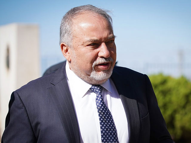 Либерман: Нетаниягу обязан прекратить перевод денег ХАМАСу после теракта в Офре