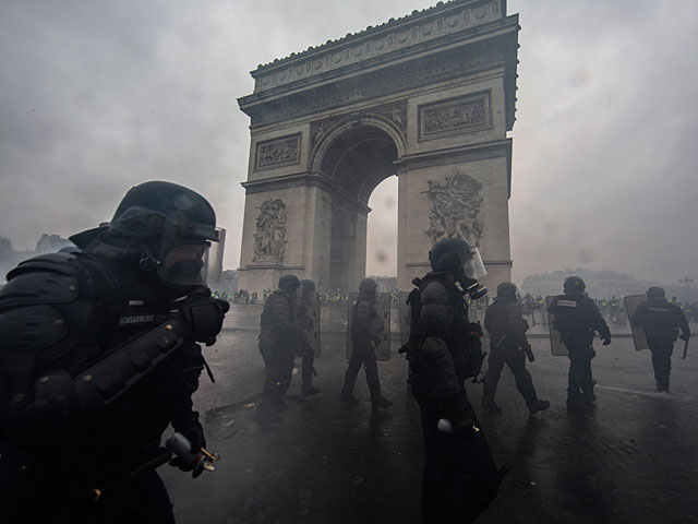 "Топливные протесты": правительство Франции обдумывает введение режима ЧП 