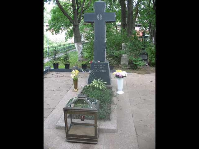 Памятник на могиле Солженицына на Донском кладбище