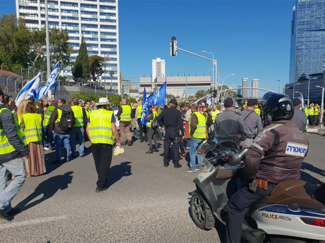 Протест "желтых жилетов": перекрыты дороги около комплекса Азриэли в Тель-Авиве