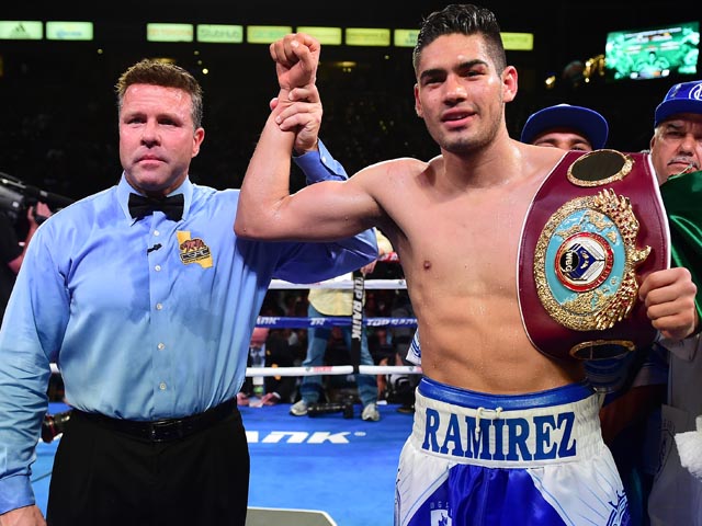 Бокс: Рамирес защитил титул чемпиона мира, несмотря на травму локтя