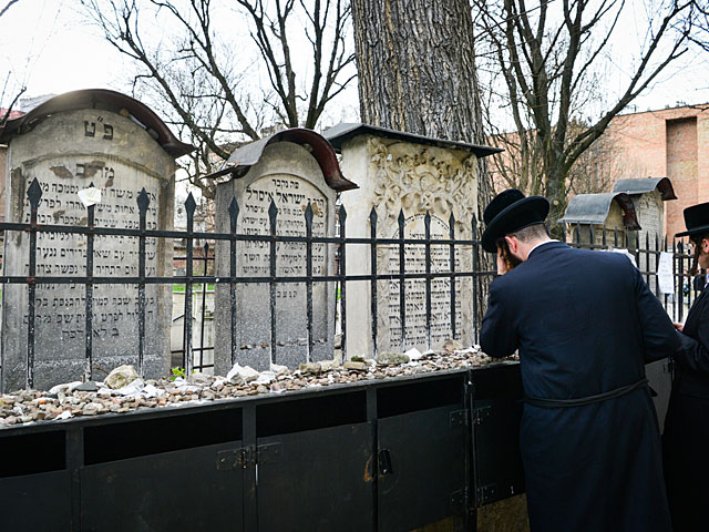 "Евреев &#8211; в песок": осквернено еврейское кладбище в Польше