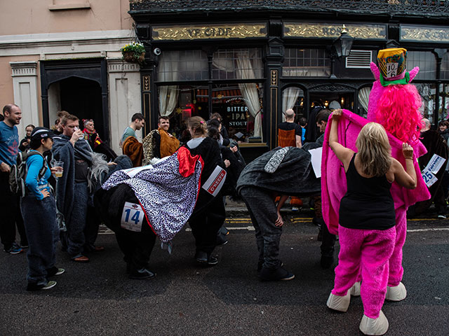 Кони-люди: благотворительные скачки на улицах Лондона