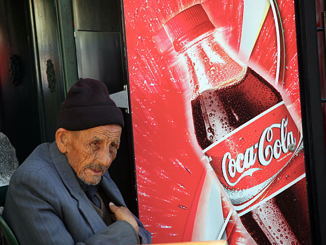 "Желтые жилеты" призвали потребителей бойкотировать товары концерна "Кока-Кола"