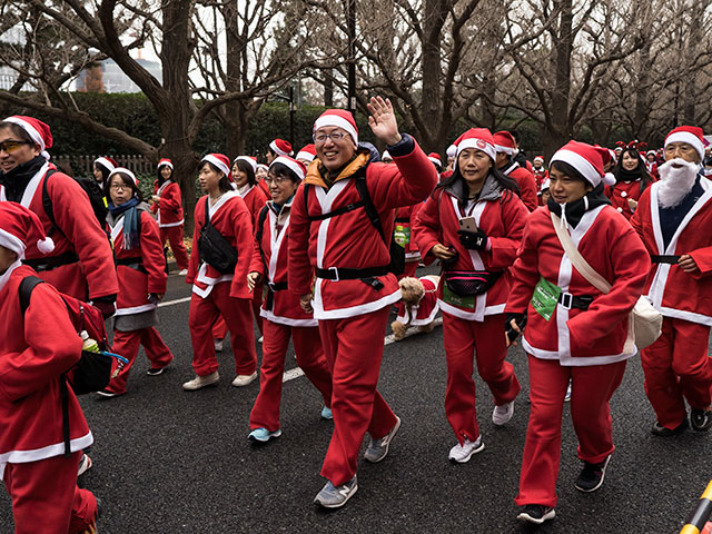 Пять тысяч Санта-Клаусов: благотворительный забег в Токио