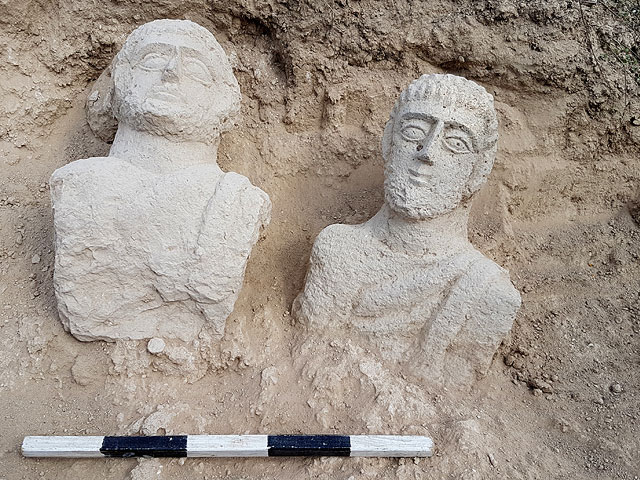 Как грибы после дождя: в Бейт-Шеане обнаружены римские погребальные бюсты   
