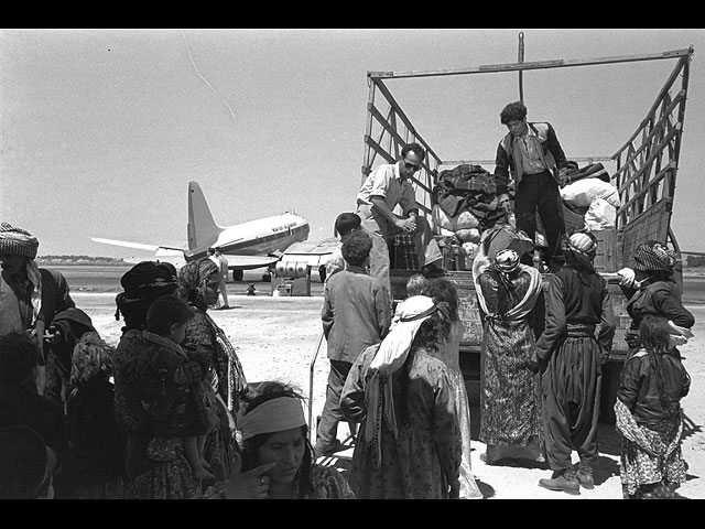 Иракские евреи покидают  аэропорт в Лоде по пути в лагерь Маабара, 1951 год