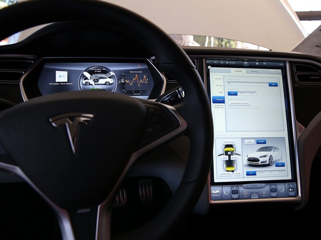 Tesla на автопилоте совершила наезд на российского робота в Лас-Вегасе