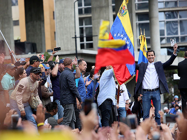 Хуан Гуаидо (справа) в Каракасе, 23 января 2019 года