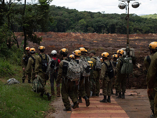 Спасатели ЦАХАЛа на месте обрушения дамбы в Бразилии