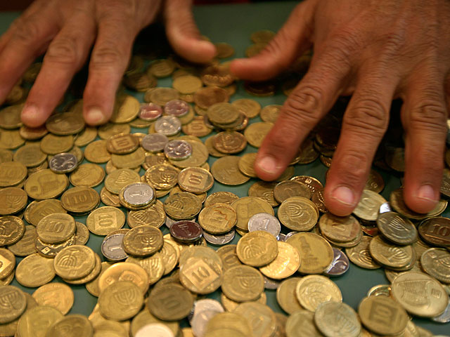 Житель Рамле заплатил 24 тысячи шекелей штрафа за плакат в поддержку Нетаниягу монетами в 10 агорот