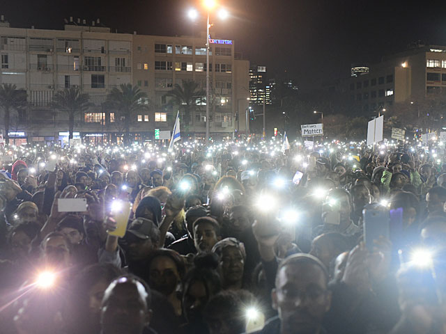 Акция, начавшаяся в 16:00 возле башен Азриэли, продолжилась на площади перед муниципалитетом Тель-Авива