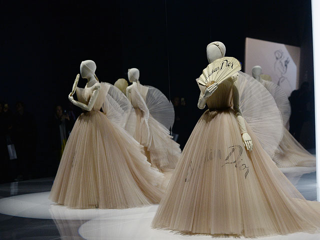 Выставка "Christian Dior: Designer Of Dreams" в Лондоне