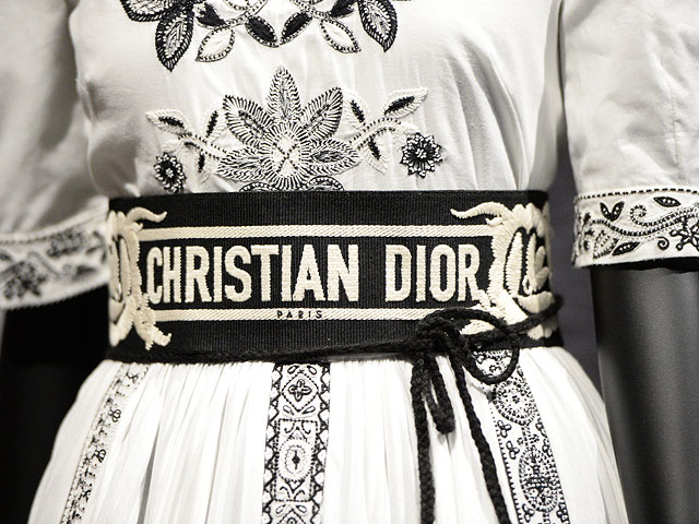 Выставка "Christian Dior: Designer Of Dreams" в Лондоне