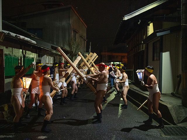 Хацукаясай: огненное шествие в Японии