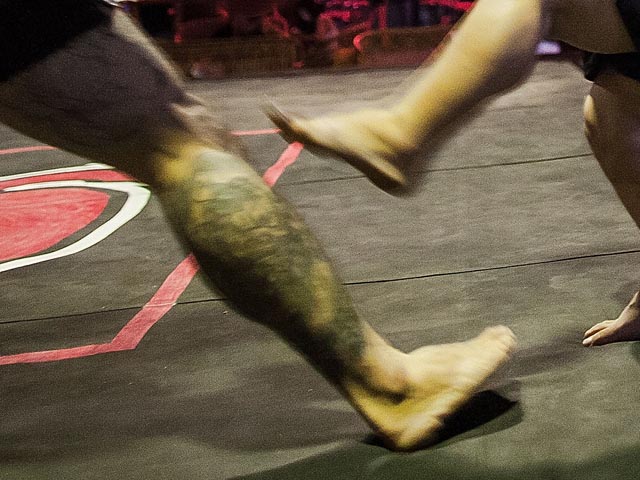 Cage Warrior 101: боец сломал ногу, нанося лоу-кик