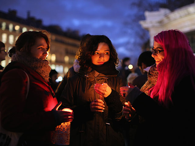 Тысячи французов собрались в центре Парижа, чтобы осудить антисемитизм