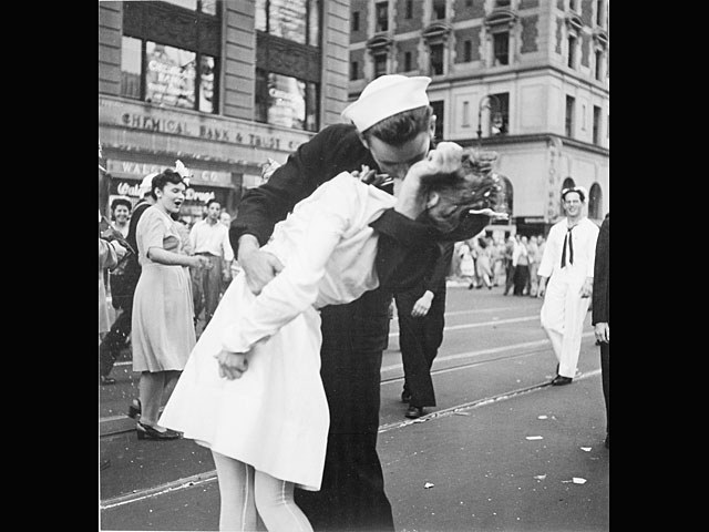 Этот снимок известен в мире как "Поцелуй", но его настоящее название "День победы над Японией на Таймс-сквер"   