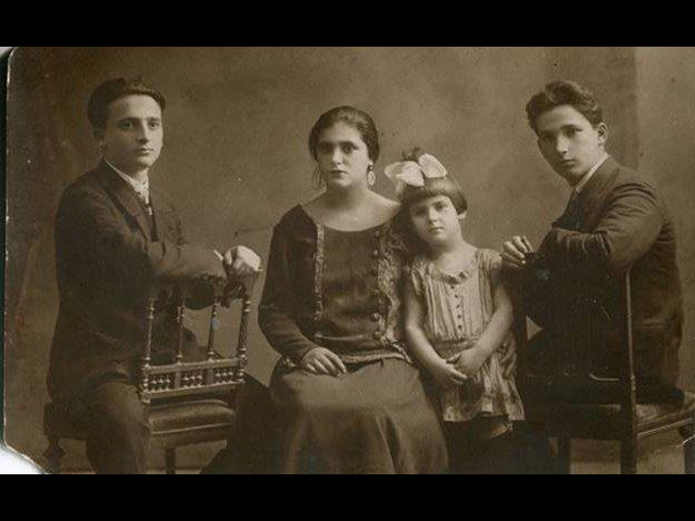 Александр Печерский (справа) с братом Борисом и сестрами Фаиной и Зинаидой. Вторая половина 1920-х гг.  