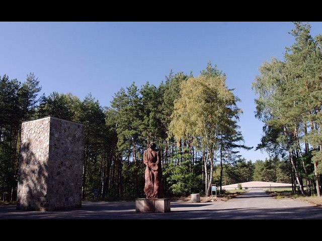 В 1965 году на месте бывшего лагеря в Собиборе открывают мемориал