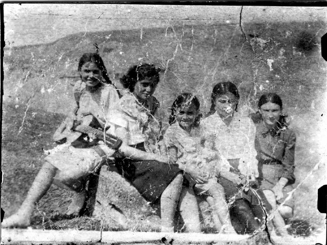 Эту фотографию дочери Элеоноры (в центре), сделанную за несколько недель до начала войны, Печерский пронес через все лагеря