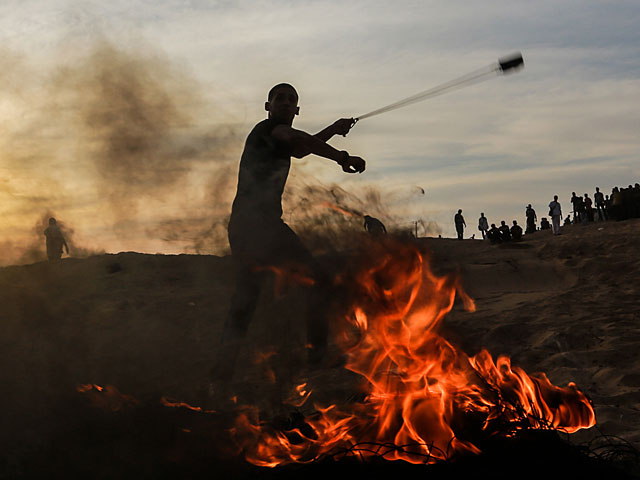 Сотни взрывных устройств брошены в израильских военнослужащих на границе с Газой