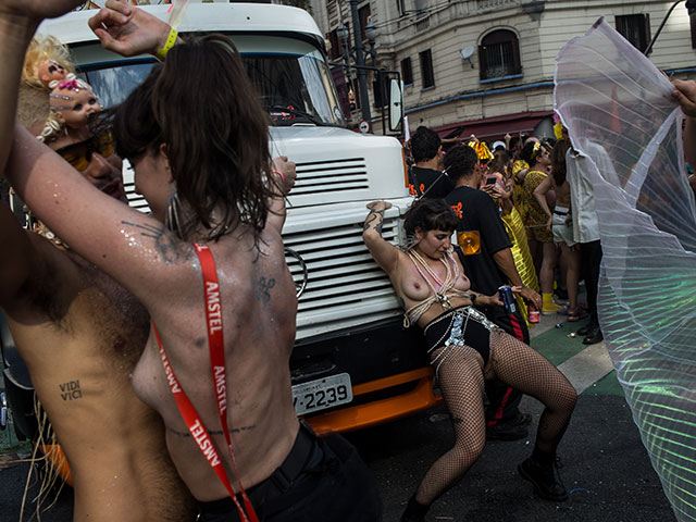 Первый день бразильского карнавала: обнаженные под дождем