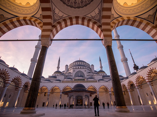 В Стамбуле открылась крупнейшая мечеть Турции